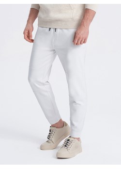 Męskie dresowe spodnie joggery na gumce z przeszyciami – białe V4 OM-PASK-0142 ze sklepu ombre w kategorii Spodnie męskie - zdjęcie 163491567
