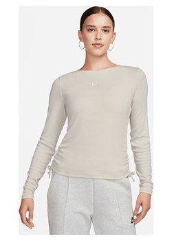 Damska prążkowana koszulka o średniej długości z długim rękawem Nike Sportswear Essential - Brązowy ze sklepu Nike poland w kategorii Bluzki damskie - zdjęcie 163547929