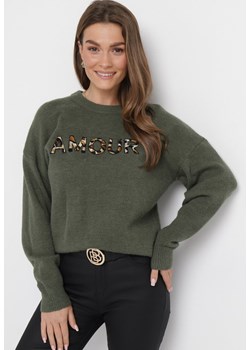 Ciemnozielony Sweter z Napisem Amour i Okrągłym Dekoltem Satrise ze sklepu Born2be Odzież w kategorii Swetry damskie - zdjęcie 163569876