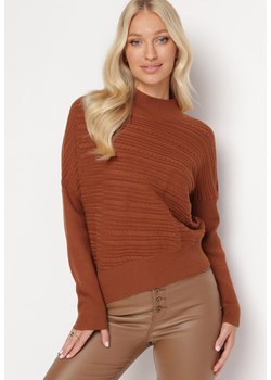 Brązowy Sweter z Wełną o Asymetrycznym Fasonie z Tłoczeniem Sarositte ze sklepu Born2be Odzież w kategorii Swetry damskie - zdjęcie 163570477