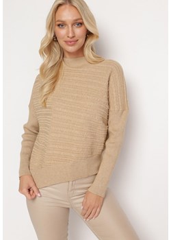 Jasnobeżowy Sweter z Wełną o Asymetrycznym Fasonie z Tłoczeniem Sarositte ze sklepu Born2be Odzież w kategorii Swetry damskie - zdjęcie 163570487