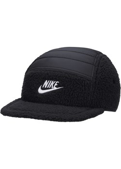 Elastyczna czapka o pięcioczęściowej konstrukcji z płaskim daszkiem Nike Fly Cap Unstructured - Czerń ze sklepu Nike poland w kategorii Czapki z daszkiem męskie - zdjęcie 163576768