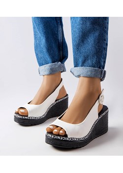 Białe sandały na koturnie Elda ze sklepu gemre w kategorii Sandały damskie - zdjęcie 163580916