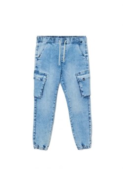Cropp - Niebieskie jeansowe joggery cargo - niebieski ze sklepu Cropp w kategorii Spodnie męskie - zdjęcie 163582298