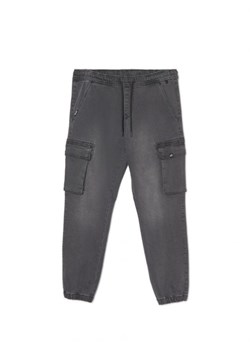 Cropp - Szare jeansowe joggery cargo - szary ze sklepu Cropp w kategorii Spodnie męskie - zdjęcie 163582299