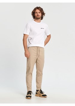 Sinsay - Spodnie z kieszeniami - beżowy ze sklepu Sinsay w kategorii Spodnie męskie - zdjęcie 163583767