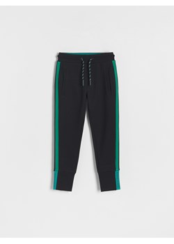 Reserved - Dresowe joggery z lampasem - czarny ze sklepu Reserved w kategorii Spodnie chłopięce - zdjęcie 163598815