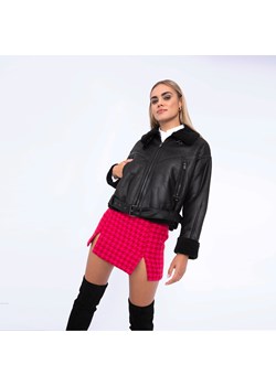 Damska kurtka podszyta sztucznym futerkiem oversize z paskiem czarna ze sklepu WITTCHEN w kategorii Kurtki damskie - zdjęcie 163600969