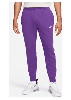 Joggery Nike Sportswear Club Fleece - Fiolet ze sklepu Nike poland w kategorii Spodnie męskie - zdjęcie 163614789