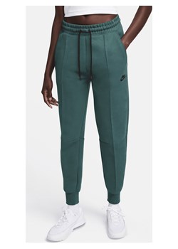 Damskie joggery ze średnim stanem Nike Sportswear Tech Fleece - Zieleń ze sklepu Nike poland w kategorii Spodnie damskie - zdjęcie 163614797