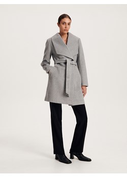 Reserved - Płaszcz z wiązaniem - jasnoszary ze sklepu Reserved w kategorii Płaszcze damskie - zdjęcie 163631806