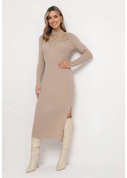Beżowa Sweterkowa Sukienka Midi z Prążkowanej Dzianiny Sofisean ze sklepu Born2be Odzież w kategorii Sukienki - zdjęcie 163632629
