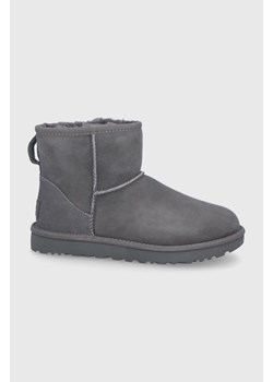 UGG śniegowce zamszowe Classic Mini II damskie kolor szary na płaskim obcasie ocieplone 1016222.GRY ze sklepu PRM w kategorii Śniegowce damskie - zdjęcie 163647209