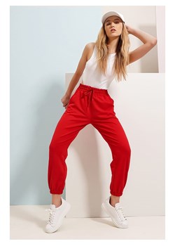 Chezalou Spodnie dresowe w kolorze czerwonym ze sklepu Limango Polska w kategorii Spodnie damskie - zdjęcie 163722499