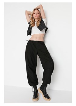 trendyol Spodnie w kolorze czarnym ze sklepu Limango Polska w kategorii Spodnie damskie - zdjęcie 163799825
