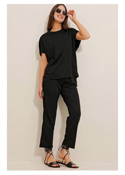Defile Spodnie dresowe w kolorze czarnym ze sklepu Limango Polska w kategorii Spodnie damskie - zdjęcie 163803748