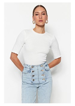 trendyol Koszulka w kolorze białym ze sklepu Limango Polska w kategorii Bluzki damskie - zdjęcie 163856306