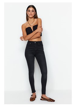 trendyol Dżinsy - Skinny fit - w kolorze czarnym ze sklepu Limango Polska w kategorii Jeansy damskie - zdjęcie 163857715