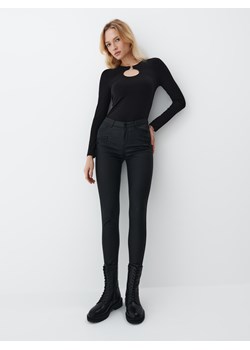 Mohito - Woskowane spodnie skinny - Czarny ze sklepu Mohito w kategorii Spodnie damskie - zdjęcie 163858135