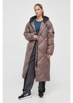 Didriksons kurtka damska kolor brązowy zimowa oversize ze sklepu ANSWEAR.com w kategorii Kurtki damskie - zdjęcie 163874739