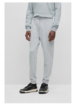 Hugo Boss Spodnie dresowe w kolorze szarym ze sklepu Limango Polska w kategorii Spodnie męskie - zdjęcie 163904625