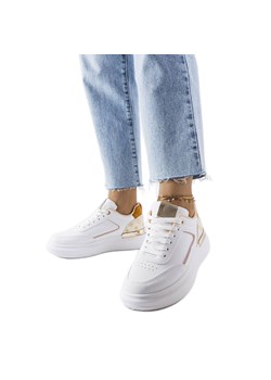 Białe sneakersy z beżowymi wstawkami Margarita ze sklepu ButyModne.pl w kategorii Buty sportowe damskie - zdjęcie 163919955