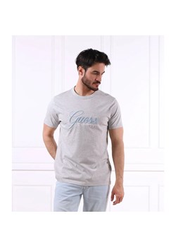 GUESS T-shirt SS CN GUESS 3D EMBRO | Regular Fit ze sklepu Gomez Fashion Store w kategorii T-shirty męskie - zdjęcie 163958579