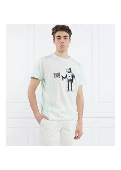 GUESS T-shirt SS BSC ROBOT GRAFFIT | Regular Fit ze sklepu Gomez Fashion Store w kategorii T-shirty męskie - zdjęcie 163963996