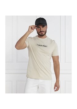 Calvin Klein T-shirt DOUBLE FLOCK LOGO | Regular Fit ze sklepu Gomez Fashion Store w kategorii T-shirty męskie - zdjęcie 163969666