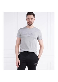 Tommy Hilfiger T-shirt HILFIGER CURVE LOGO TEE | Slim Fit ze sklepu Gomez Fashion Store w kategorii T-shirty męskie - zdjęcie 163972105