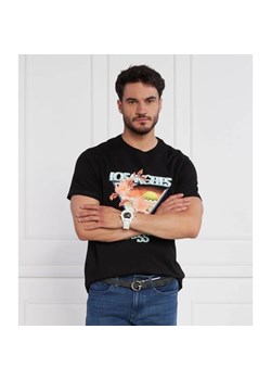 GUESS T-shirt SS CN TRIANGLE SUMME | Regular Fit ze sklepu Gomez Fashion Store w kategorii T-shirty męskie - zdjęcie 163981366