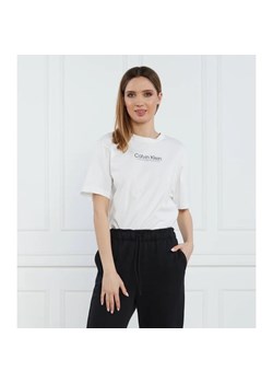 Calvin Klein T-shirt COORDINATES LOGO GRAPHIC T-SHIRT | Regular Fit ze sklepu Gomez Fashion Store w kategorii Bluzki damskie - zdjęcie 163984805