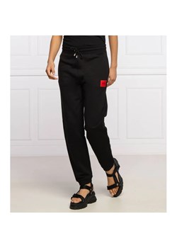 HUGO Spodnie dresowe Dachib | Regular Fit ze sklepu Gomez Fashion Store w kategorii Spodnie damskie - zdjęcie 164318209