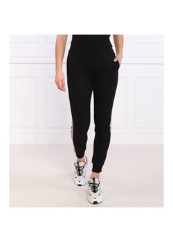 GUESS ACTIVE Spodnie dresowe BRITNEY | Regular Fit ze sklepu Gomez Fashion Store w kategorii Spodnie damskie - zdjęcie 164324255