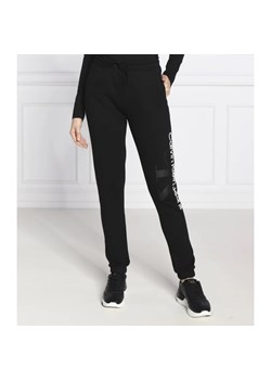 CALVIN KLEIN JEANS Spodnie dresowe | Regular Fit ze sklepu Gomez Fashion Store w kategorii Spodnie damskie - zdjęcie 164327135