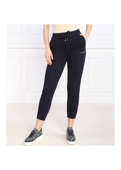 Tommy Hilfiger Spodnie dresowe | Regular Fit ze sklepu Gomez Fashion Store w kategorii Spodnie damskie - zdjęcie 164330149