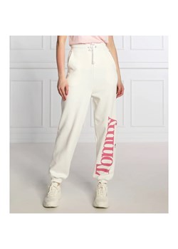 Tommy Jeans Spodnie dresowe | Regular Fit ze sklepu Gomez Fashion Store w kategorii Spodnie damskie - zdjęcie 164331605
