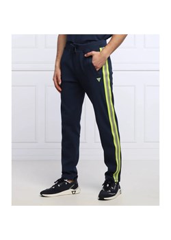 GUESS ACTIVE Spodnie dresowe RUSSELL | Regular Fit ze sklepu Gomez Fashion Store w kategorii Spodnie męskie - zdjęcie 164331688