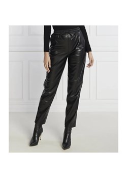 GUESS Spodnie | Regular Fit ze sklepu Gomez Fashion Store w kategorii Spodnie damskie - zdjęcie 164331806