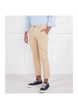 Tommy Jeans Spodnie chino AUSTIN | Slim Fit ze sklepu Gomez Fashion Store w kategorii Spodnie męskie - zdjęcie 164334709