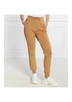 GUESS ACTIVE Spodnie dresowe ALLIE | Regular Fit ze sklepu Gomez Fashion Store w kategorii Spodnie damskie - zdjęcie 164334747