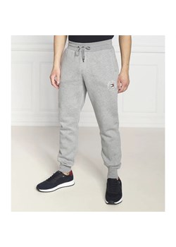 Tommy Hilfiger Spodnie dresowe Flag Arch | Regular Fit ze sklepu Gomez Fashion Store w kategorii Spodnie męskie - zdjęcie 164334795