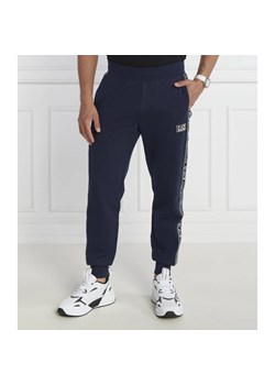 EA7 Spodnie dresowe | Regular Fit ze sklepu Gomez Fashion Store w kategorii Spodnie męskie - zdjęcie 164335906