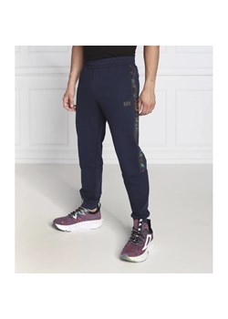 EA7 Spodnie dresowe | Regular Fit ze sklepu Gomez Fashion Store w kategorii Spodnie męskie - zdjęcie 164335988