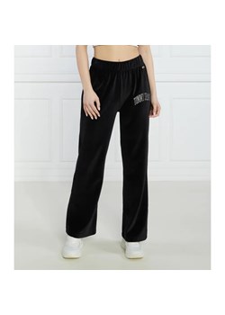 Tommy Jeans Spodnie dresowe TJW RHINESTONE VELOUR SWEATPANT | Relaxed fit ze sklepu Gomez Fashion Store w kategorii Spodnie damskie - zdjęcie 164337035