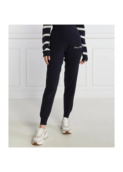 Tommy Hilfiger Spodnie dresowe SCRIPT GRAPHIC | Regular Fit ze sklepu Gomez Fashion Store w kategorii Spodnie damskie - zdjęcie 164337047