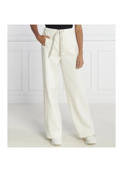 CALVIN KLEIN JEANS Spodnie dresowe tAPE WIDE | Relaxed fit ze sklepu Gomez Fashion Store w kategorii Spodnie damskie - zdjęcie 164337227