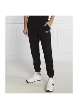 Tommy Jeans Spodnie dresowe ENTRY GRAPHIC JOGGER | Regular Fit ze sklepu Gomez Fashion Store w kategorii Spodnie męskie - zdjęcie 164337257