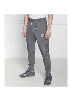 EA7 Spodnie dresowe | Regular Fit ze sklepu Gomez Fashion Store w kategorii Spodnie męskie - zdjęcie 164338405