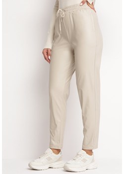 Jasnobeżowe Spodnie z Ekoskóry i Marszczoną Gumką w Pasie Landera ze sklepu Born2be Odzież w kategorii Spodnie damskie - zdjęcie 164401727